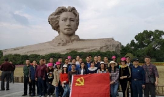 橘子洲頭覽風(fēng)光，偉人像前溫誓詞